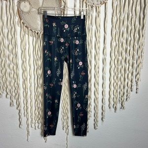 🌟 Beyond Yoga Black Floral Design Leggings size Small